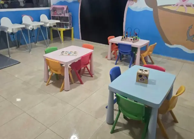Aula con mesas y sillas de colores y tronas