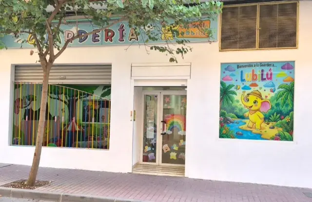 Fachada de la Guardería Lubilú, con el mural del elefante amarillo junto a la puerta