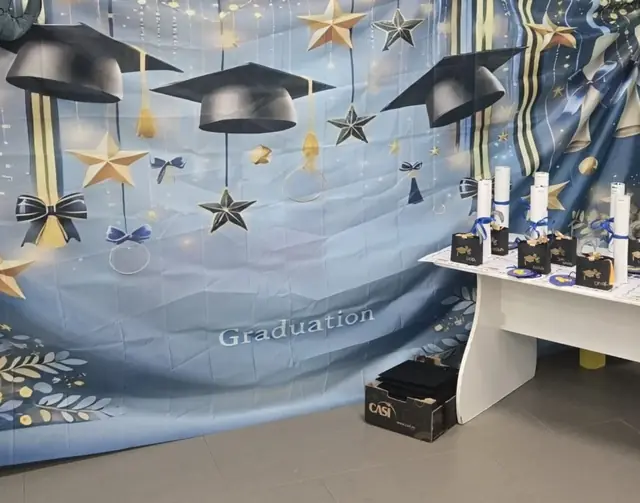 Decoración de la graduación con birretes y estrellas