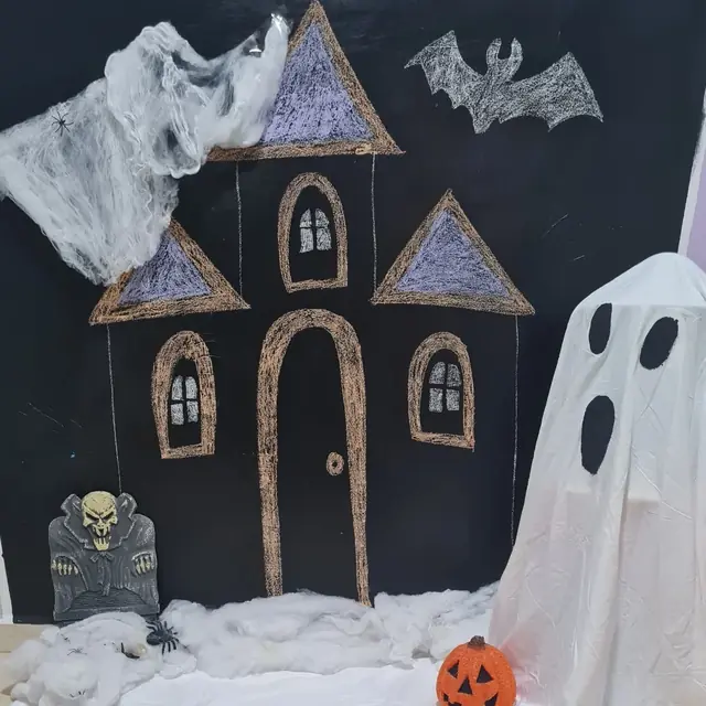 Casa encantada de Halloween con fantasma y murciélagos